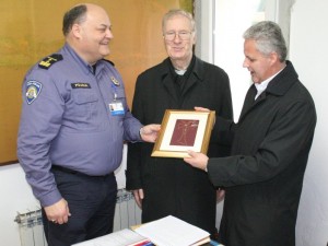 Biskup Štambuk bio je nazočan blagoslovu u PP Hvar. Na slici kod načelnika postaje gosp. Ivka Gavranića. (PU splitsko-dalmatinska)